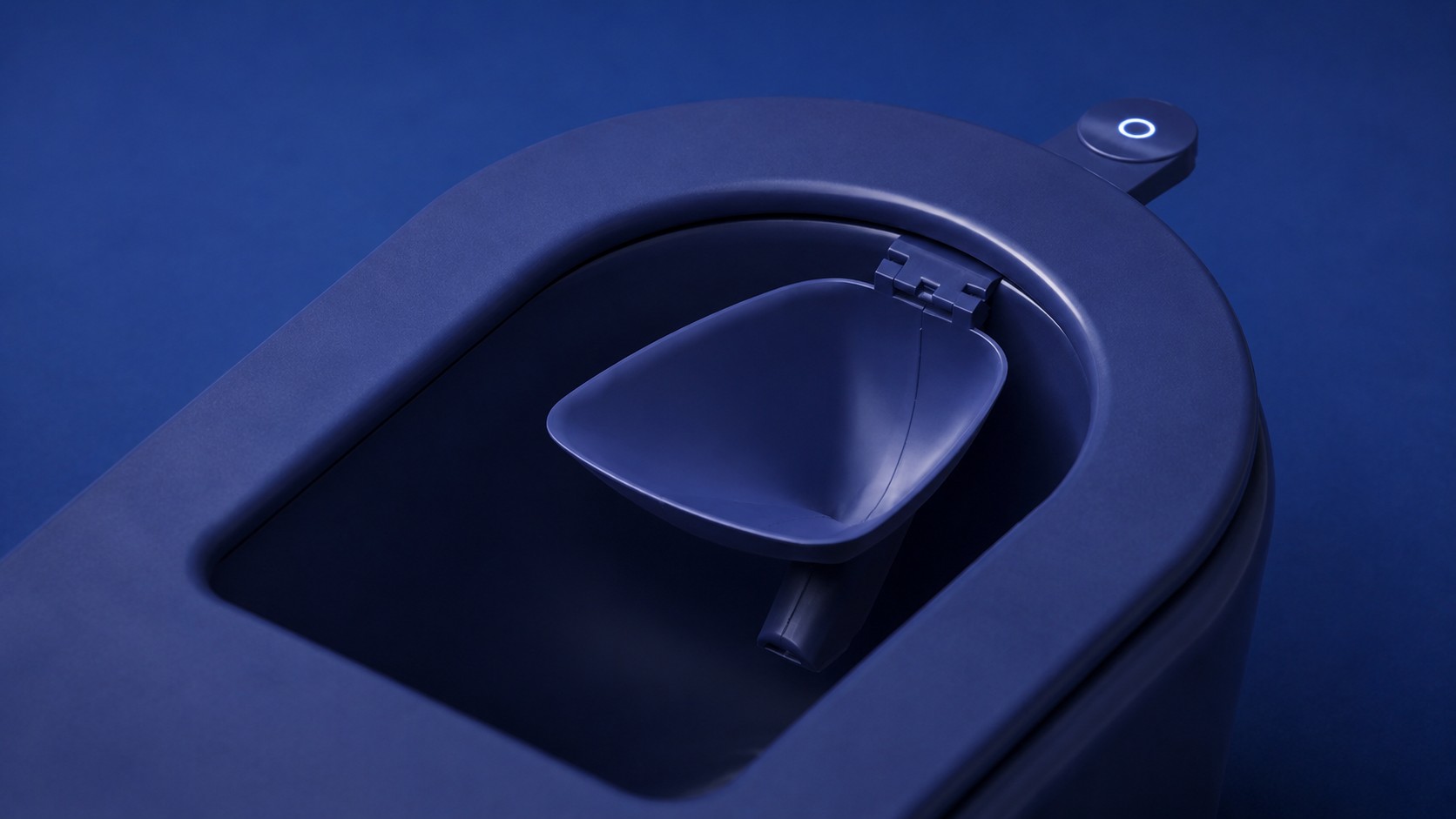 Das eingeklemmte Gerät unter der Toilettenbrille, der Leuchtring sitzt außen am Griff